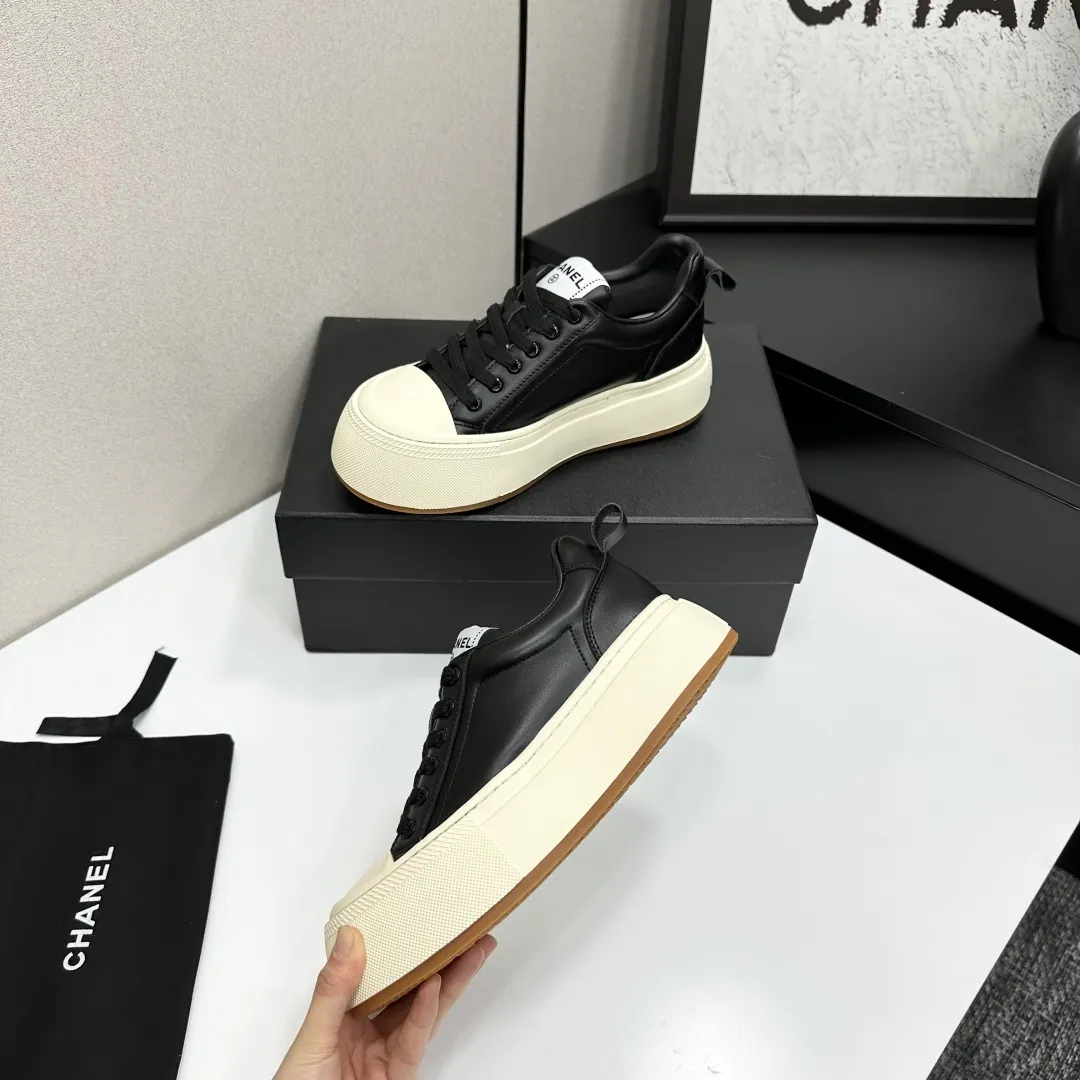 👟👟Ex-factory price 560👟👟Chanel Panda Shoes! 2025 counter's top casual sports shoes. This classic design; the upper is electro-embroidered with a variety of techniques; the outsole is fashionable and sporty; the unusual inclusion of a variety of color matching elements... The diversified mix and match is very good-looking and versatile, and can be used for leisure, fashion, sports, and outdoor... ꫛꫀꪝ Go➫ Materials: ❶Upper made of: original imported first-layer silk cowhide + original waterproof cloth + original first-layer cowhide ❷Inner lining: Breathable mesh ❸ Outsole based on: original TPU combination outsole, full set of boutique packaging for women 35–41